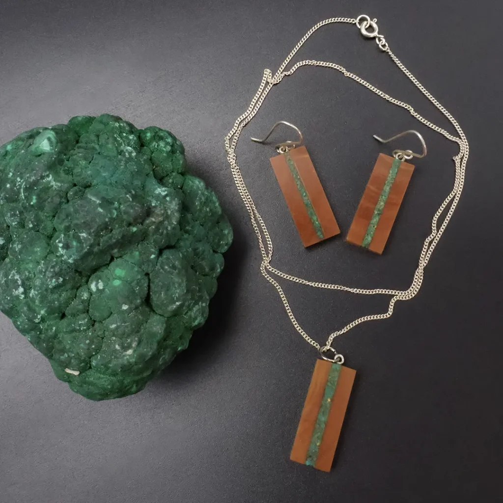 Conjunto de Aros de Picoyo y Colgante de Picoyo con línea de diseño, tercera imagen con otra perspectiva. Ambos hechos a mano en Chile