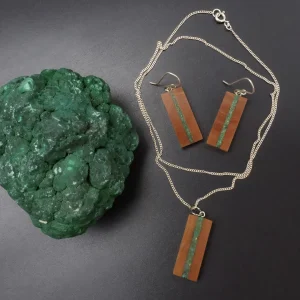 Conjunto de Aros de Picoyo y Colgante de Picoyo con línea de diseño, tercera imagen con otra perspectiva. Ambos hechos a mano en Chile