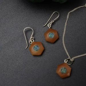 Colección Hexagonal hecha en Picoyo. Aros y Colgante. Todo hecho a Mano. Piezas de Metal hechas en Plata.